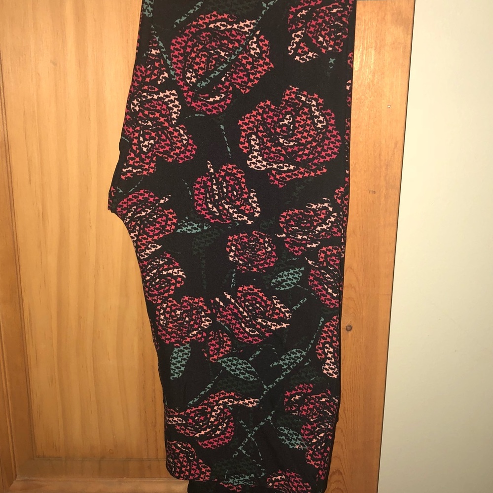 NWT OS LLR Red Roses Printed Black Leggings